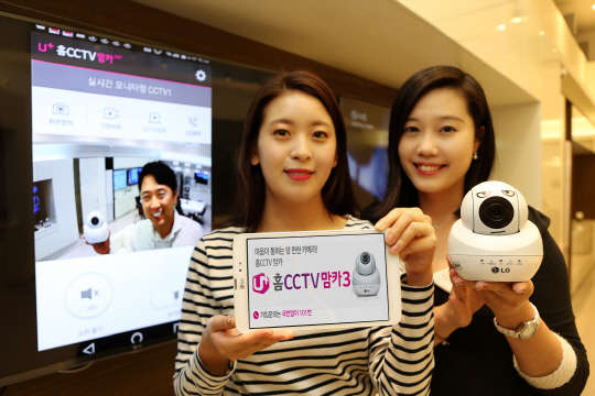 LG유플러스는 화질, 화각, 영상저장 기능을 집중적으로 개선한 홈CCTV '맘카3'를 출시했다고 15일 밝혔다. '맘카3'는 풀HD급 200만 화소 화질, 90도 화각, 25일치 영상 저장 용량을 제공한다. 회사 모델이 '맘카3' 출시를 알리고 있다. <LG유플러스 제공>